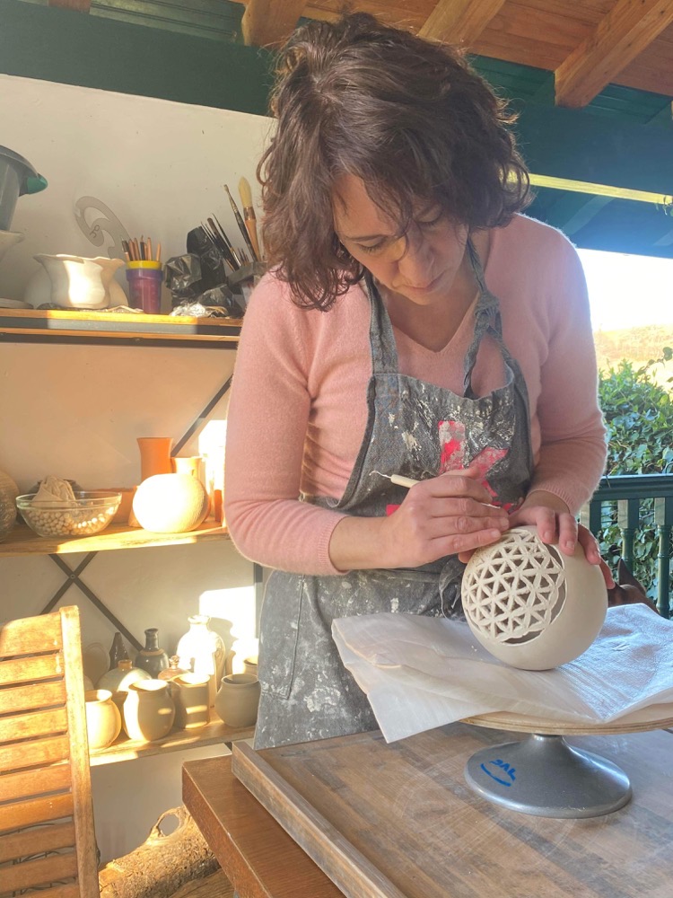 Eguzkilore artisane-céramiste au pays basque